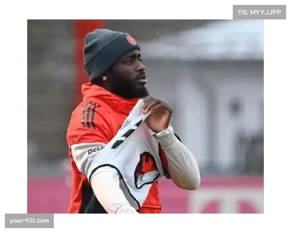 拜仁后防组织：乌帕梅卡诺与德里赫特的中卫搭档协防默契